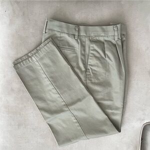 Dockers Men's Pleated Chinos in Khaki